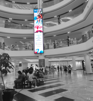 Adonmo screen in a shopping mall atrium